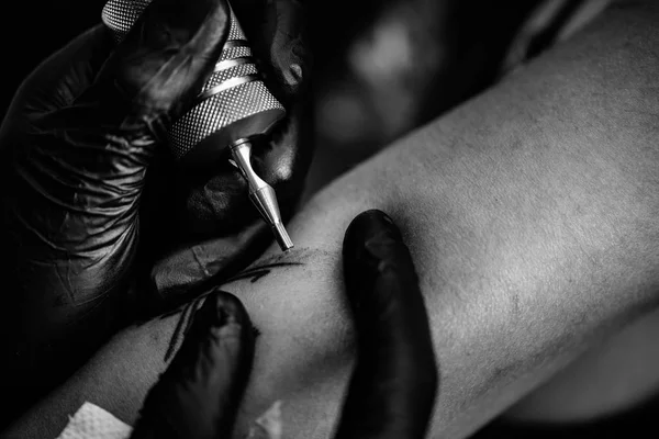 Artysta Tatuażu Tatuowanie Młoda Kobieta — Zdjęcie stockowe
