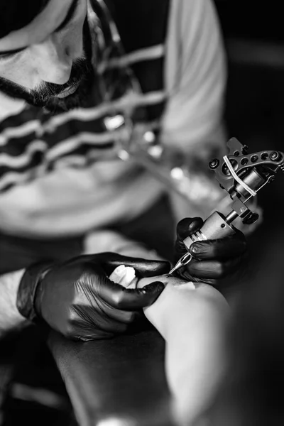 Tatuagem Artista Tatuando Jovem Mulher — Fotografia de Stock