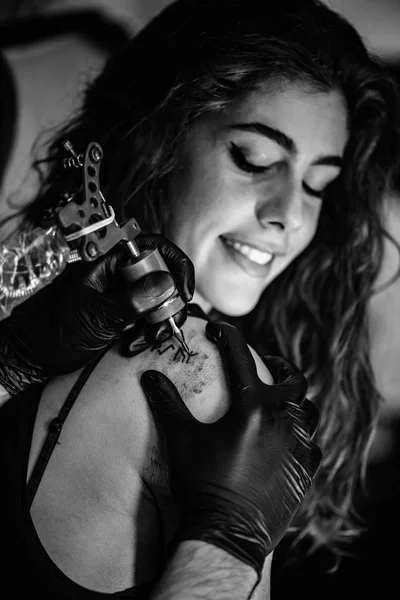 Tatuagem Artista Tatuando Jovem Mulher — Fotografia de Stock