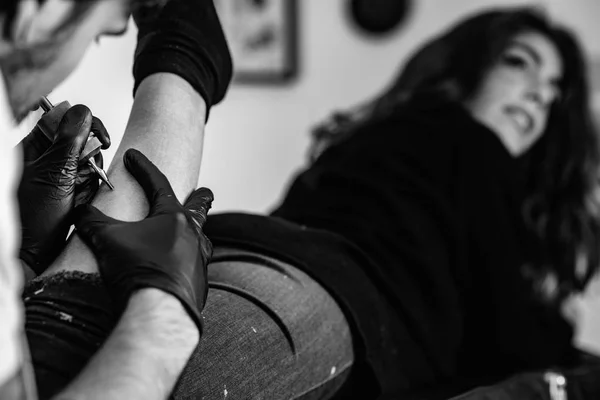 Tatuerare Tatuera Ung Kvinna — Stockfoto
