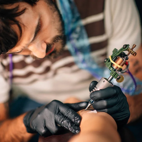 Tatuażysta Praca Stonowanych Obrazów Skupić Się Maszyny — Zdjęcie stockowe