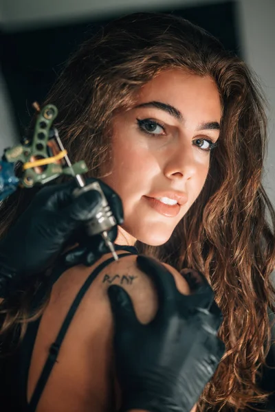 Menina Bonita Fazendo Uma Tatuagem — Fotografia de Stock