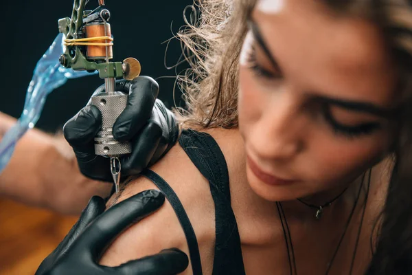 Bella Ragazza Che Tatuaggio Sulla Spalla Concentrati Sulla Macchina Del — Foto Stock