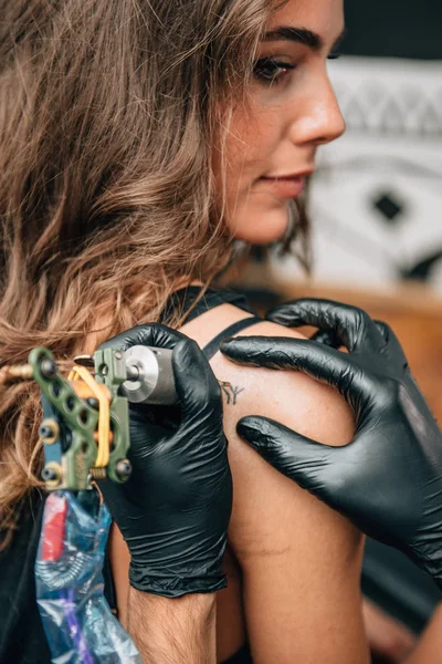 Pretty Girl Getting Shoulder Tattoo Toned Image — Stock Photo, Image