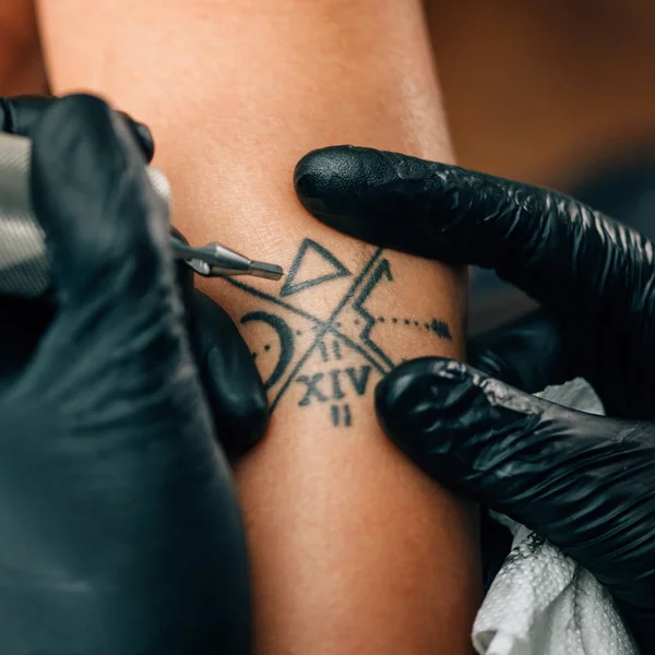 Tatuador Tatuagem Mão Mulher Close Imagem Tonificada — Fotografia de Stock