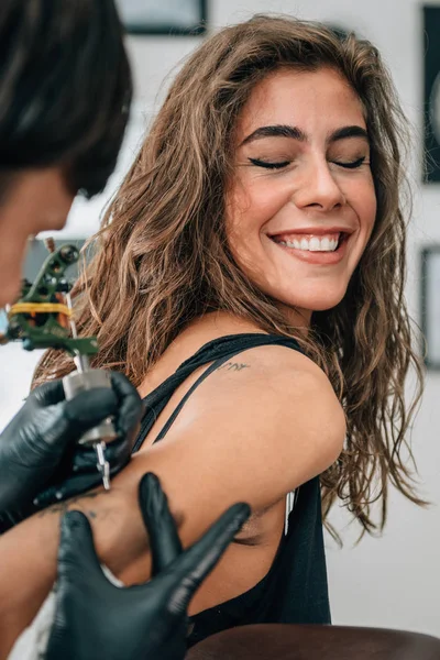 Pretty Girl Getting Tattoo Toned Image Focus Girl Face — Zdjęcie stockowe