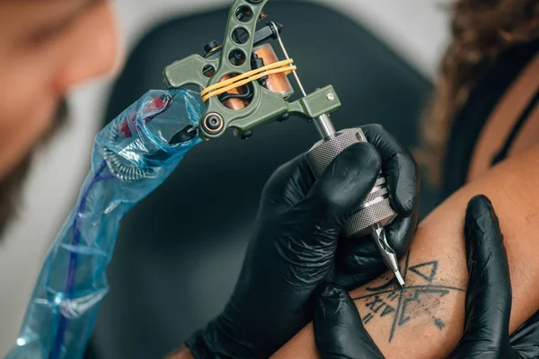 Tatuador Tatuagem Detai Mão Mulher Imagem Tonificada — Fotografia de Stock