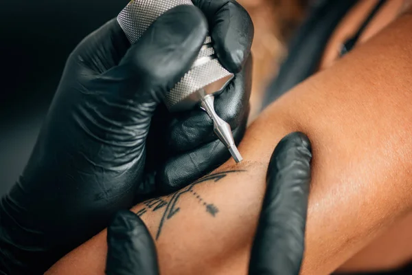 Uma Mulher Fazer Uma Tatuagem Close Imagem Tonificada — Fotografia de Stock