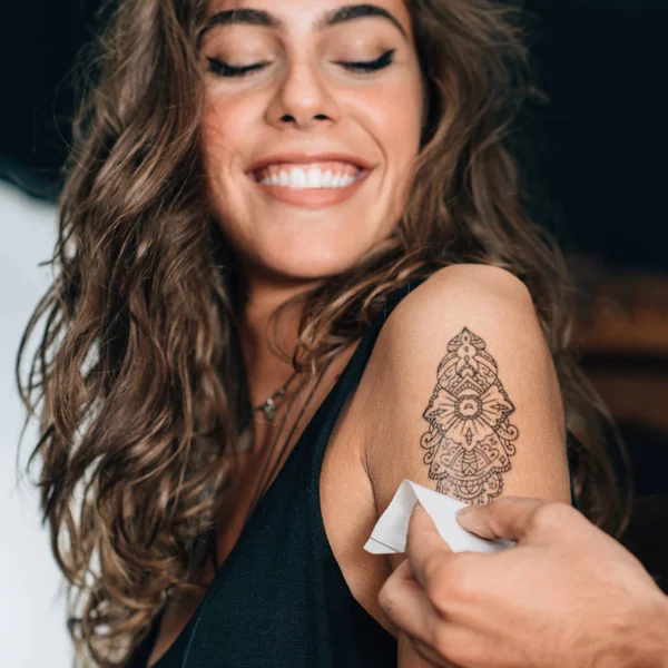 Chica Satisfecha Con Nuevo Tatuaje Temporal — Foto de Stock