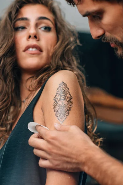 Chica Consiguiendo Tatuaje Temporal Mirando Maquillador — Foto de Stock