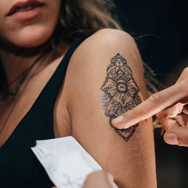 Menina Recebendo Uma Tatuagem Temporária — Fotografia de Stock