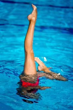 Senkronize yüzücü havuzda dans