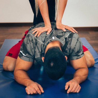 Fizyoterapist alt sırt sorunları ele esneklik üzerinde çalışma