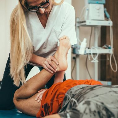 Fiziksel terapist hastanın bacak germe