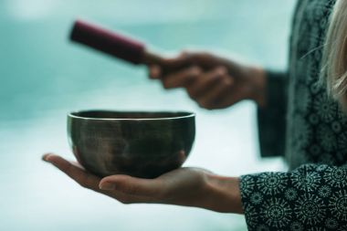 kadın holding Tibet şarkı kase