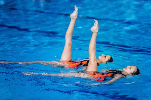 Synchronized Swimming Duet Performance Pool — Stock Photo, Image