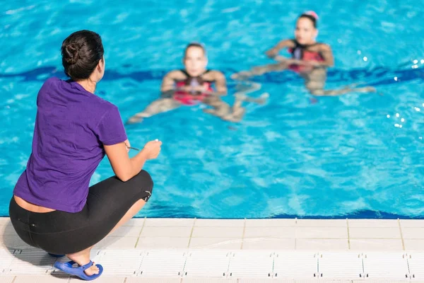 Szinkronizált Úszás Képzés Medencében — Stock Fotó