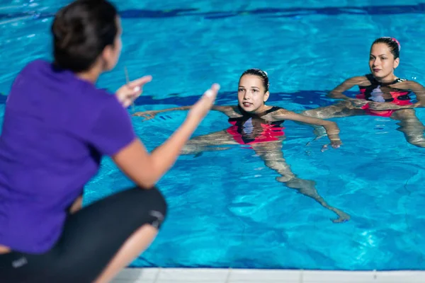 プールでシンクロナイズド スイミング トレーニング — ストック写真