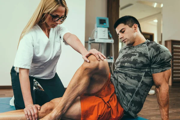 Fisioterapeuta Esticando Perna Paciente — Fotografia de Stock