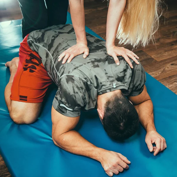 Fisioterapeuta Trabalhando Flexibilidade Abordando Problemas Lombares — Fotografia de Stock