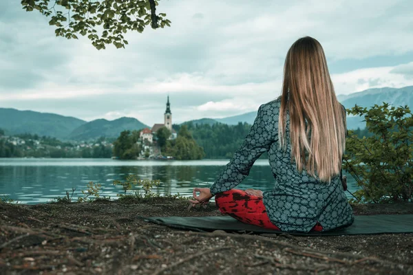 Kvinnan Gör Erinrar Meditation Vid Sjön — Stockfoto
