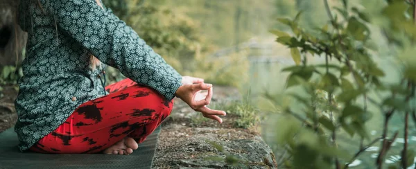 女性湖で瞑想 — ストック写真