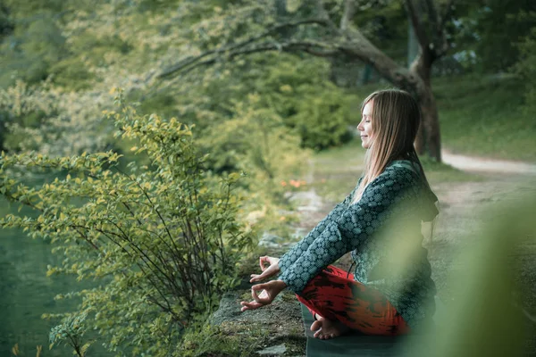 Mujer Meditando Junto Lago —  Fotos de Stock