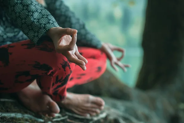 若い女性が屋外で瞑想し — ストック写真
