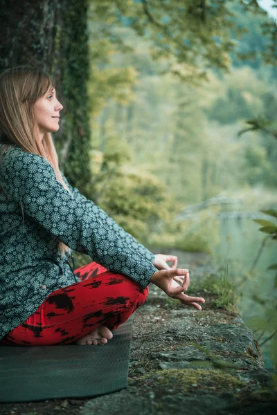 Mujer Joven Meditando Aire Libre — Foto de Stock