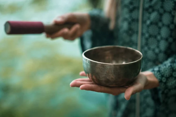 Donna Con Mano Una Ciotola Tibetana — Foto Stock