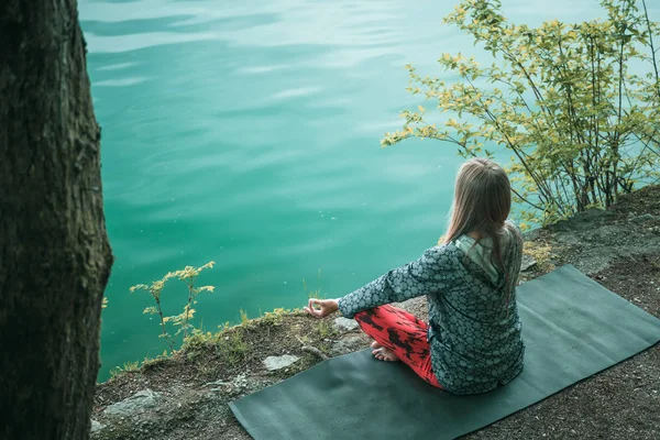 Mulher Meditando Junto Lago — Fotografia de Stock