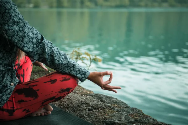 Mulher Meditando Junto Água — Fotografia de Stock