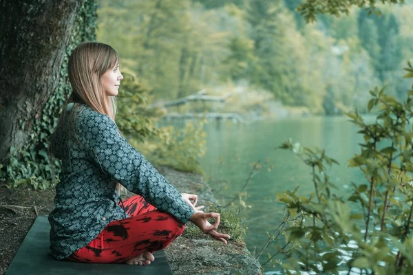 Mulher Fazendo Meditação Consciente — Fotografia de Stock