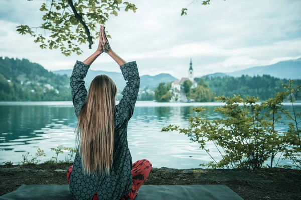 Mulher Meditando Junto Lago — Fotografia de Stock