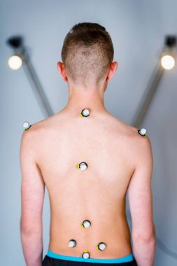 topları sağlık kulübünde duruş analizi için işaretleme ile çocuk