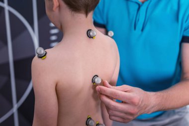 Topları sağlık kulübünde duruş analizi için işaretleme ile fiziksel terapist yerleştirmek çocuk