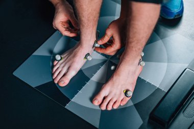 Yansıtıcı işaretleme fizyoterapist yerleştirerek topları duruş analizi için