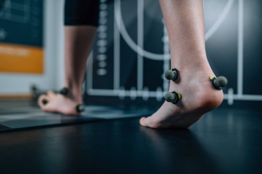 topları sağlık kulübünde duruş analizi için işaretleme ile çocuk