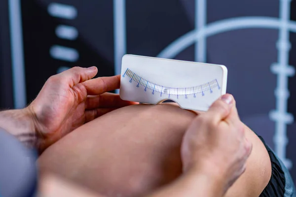 Fysiotherapeut Meten Met Pedi Scoliometer Voor Scoliose Screening — Stockfoto