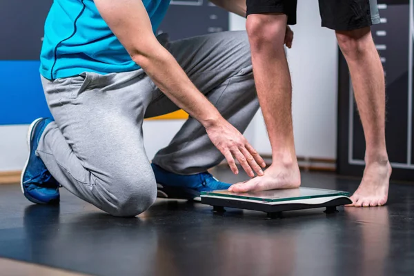 Physical Therapist Measuring Weight Teenage Boy — Stock Photo, Image