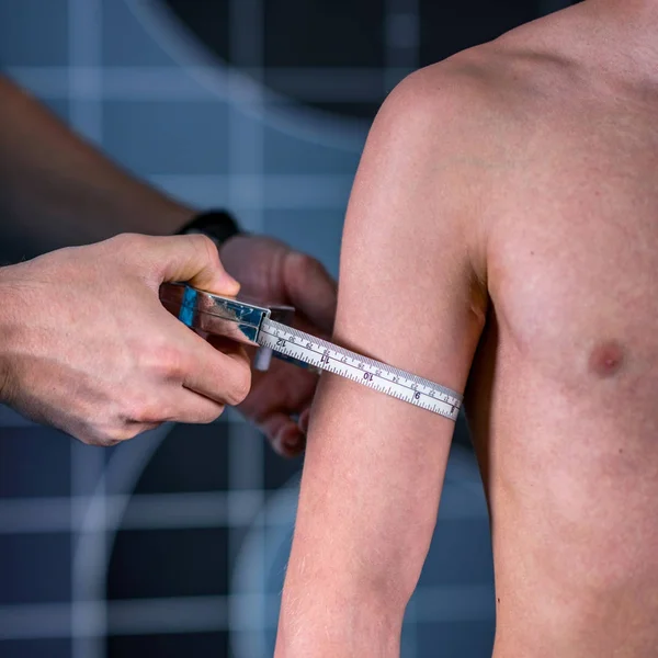 Fisioterapeuta Haciendo Medición Antropométrica Del Brazo —  Fotos de Stock