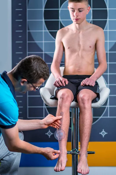 Physiotherapeut Macht Anthropometrische Vermessung Des Beines — Stockfoto