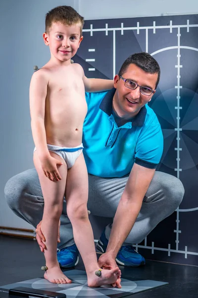 Physiotherapeut Platziert Reflektierende Markierungsbälle Zur Haltungsanalyse Den Füßen — Stockfoto