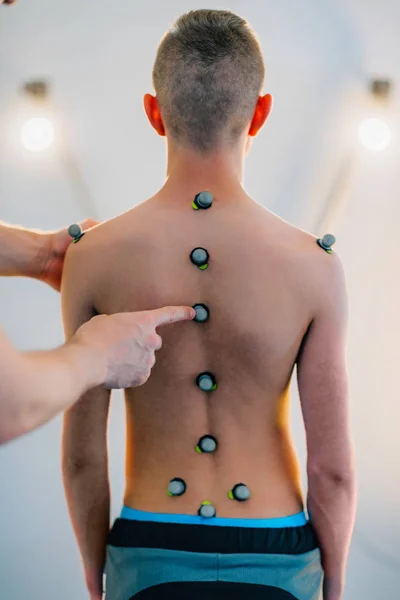 Physiothérapeute Placer Des Boules Marquage Réfléchissantes Pour Analyse Posture — Photo
