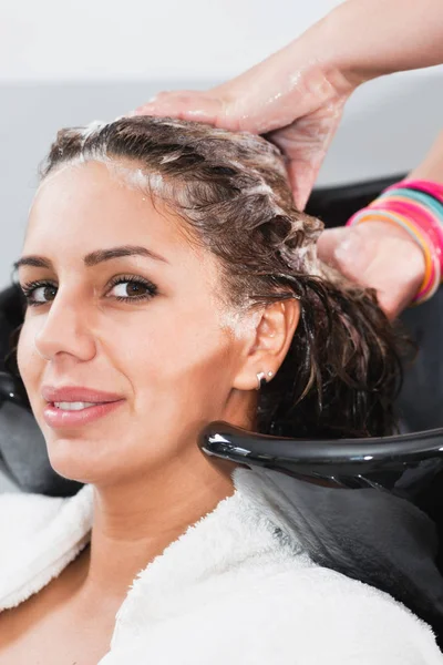 女性を洗う美容院の美容師の髪 — ストック写真
