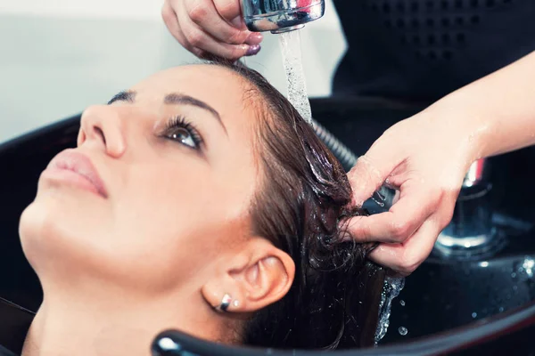 Mycie Włosów Salon Fryzjerski Fryzjer — Zdjęcie stockowe