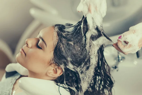 Friseur Wäscht Haare Friseursalon — Stockfoto