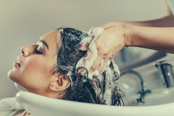 Mycie Włosów Salon Fryzjerski Fryzjer — Zdjęcie stockowe
