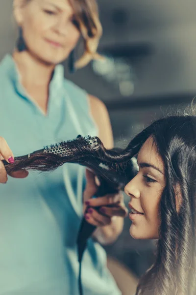 Friseur Trocknet Haare Friseursalon — Stockfoto