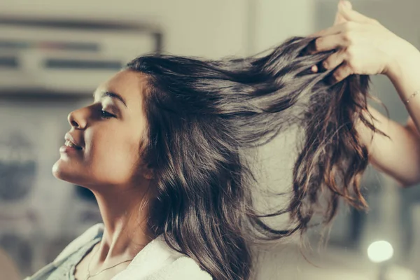 Friseur Stylt Frau Haare Salon — Stockfoto